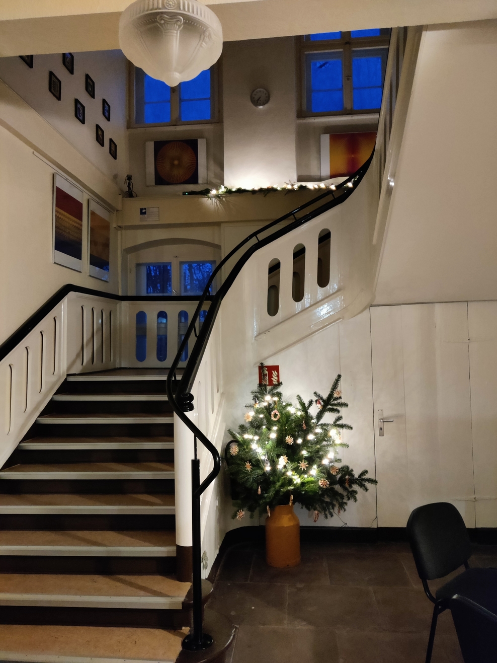 Treppenaufgang im historischen Altbau zur Weihnachtszeit